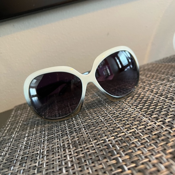 Bundle of Sunglasses - Picture 5 of 6